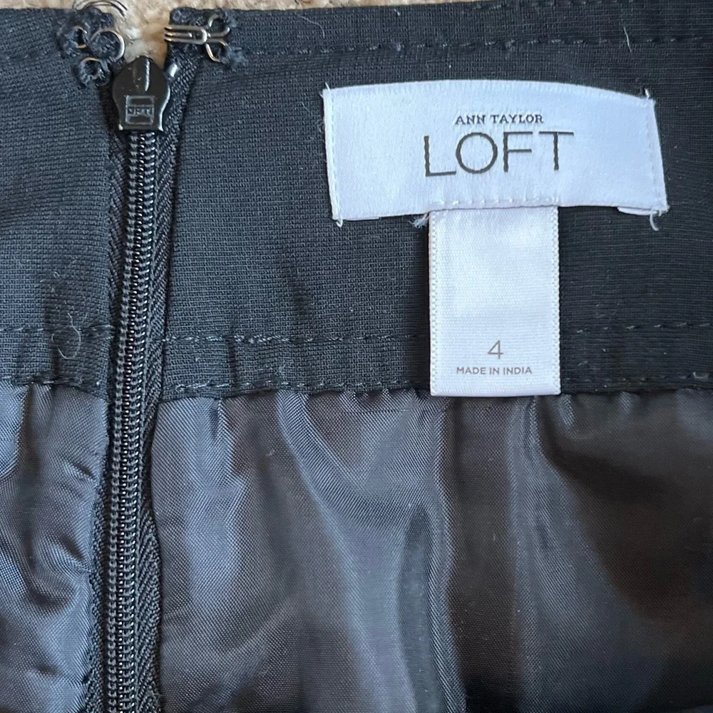 Black Loft Pencil Skirt size 4 closet staple Capsule Wardrobe - Picture 3 of 6